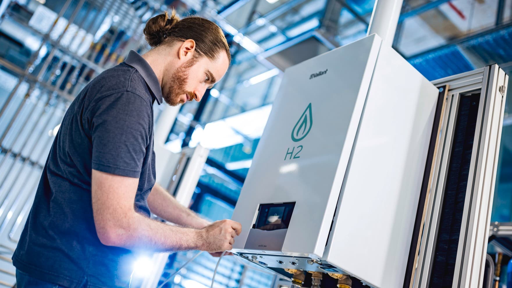 Čovjek radi na Vaillant H2 ready bojleru