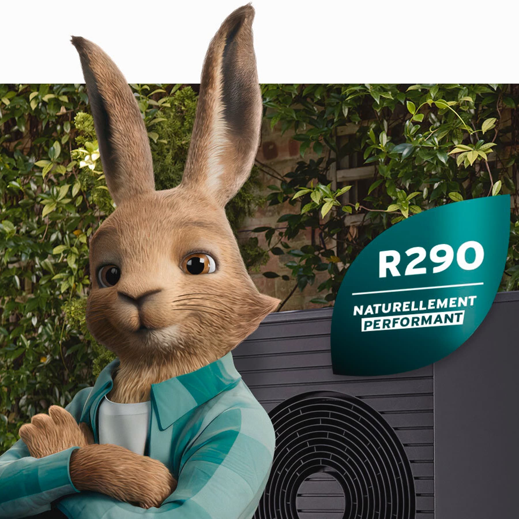 Vaillantov zec s logotipom prirodnog rashladnog sredstva ispred toplinske pumpe aroTHERM plus