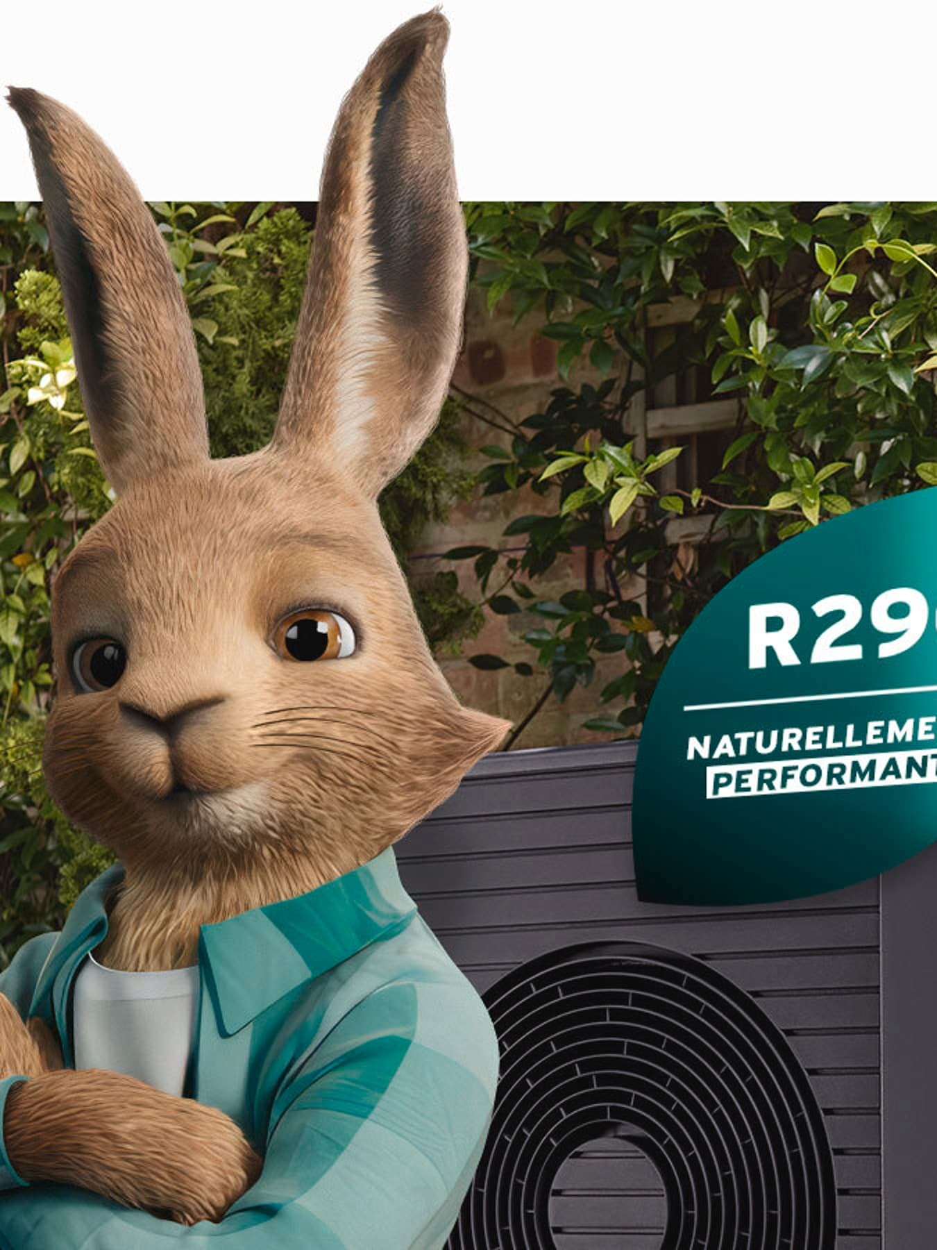 Vaillantov zec s logotipom prirodnog rashladnog sredstva ispred toplinske pumpe aroTHERM plus