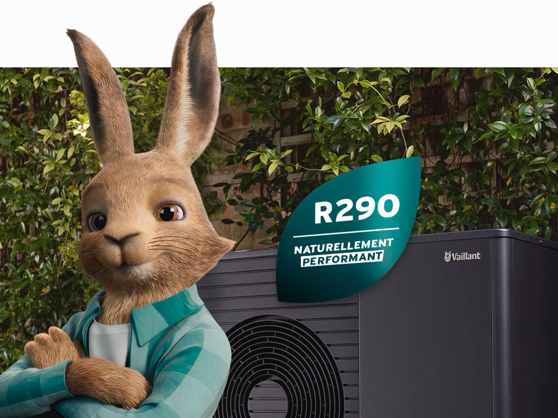 Vaillantov zec s logotipom prirodnog rashladnog sredstva ispred toplinske pumpe aroTHERM plus