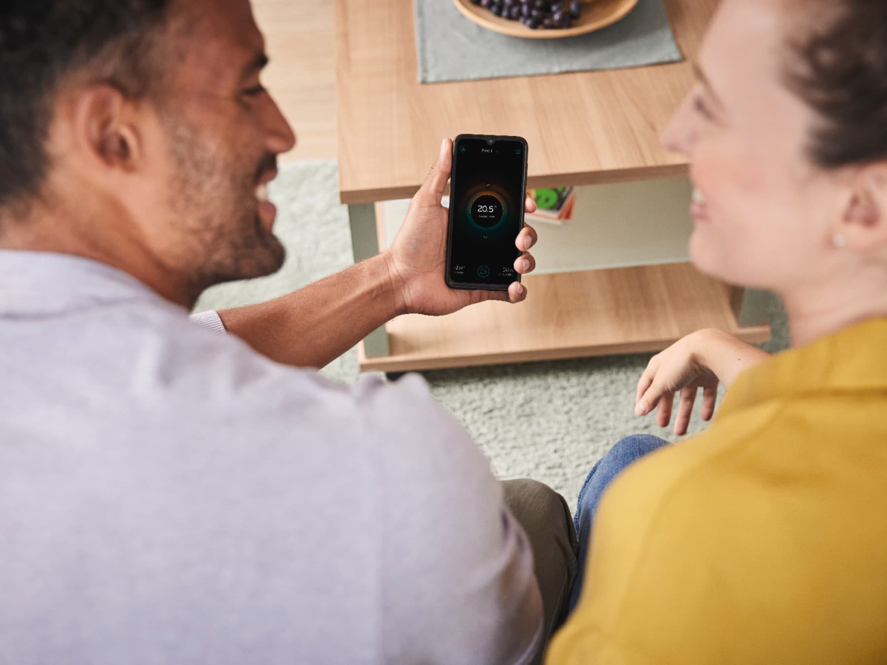 Par gleda u aplikaciju na mobitelu