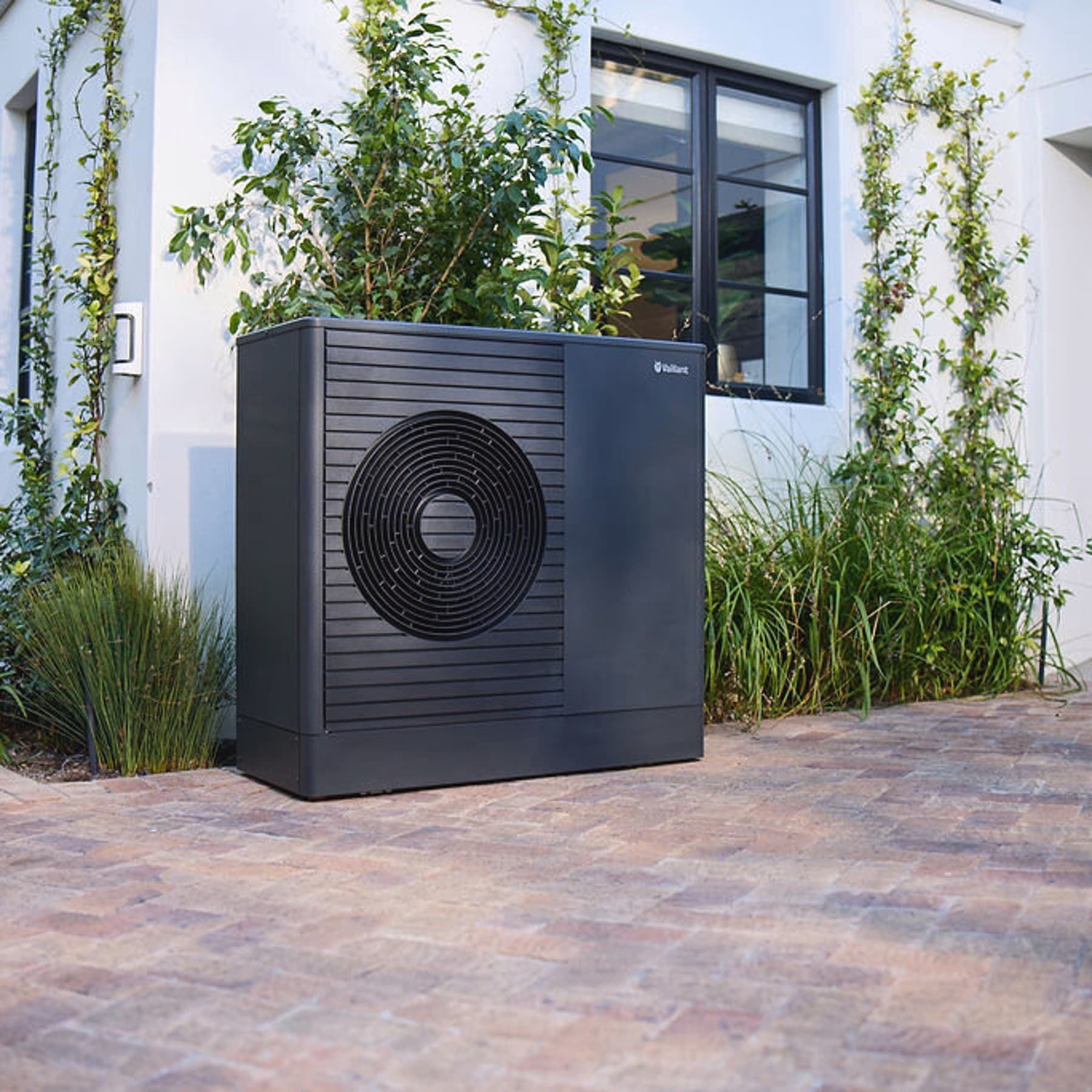 Tamna Vaillant aroTHERM plus dizalica topline u prednjem vrtu kuće