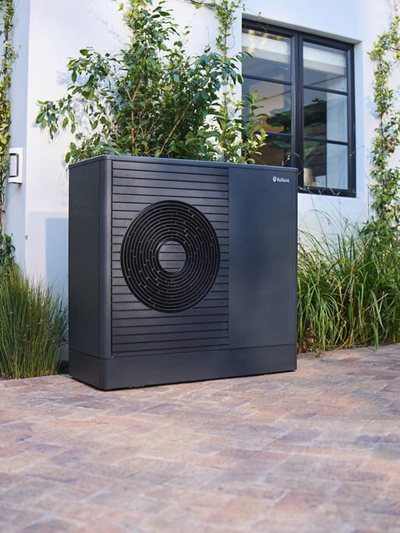 Tamna Vaillant aroTHERM plus dizalica topline u prednjem vrtu kuće