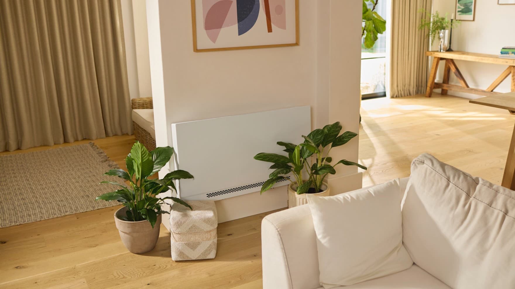 Parapetni ventilatorski konvektor aroVAIR plus montiran na zid