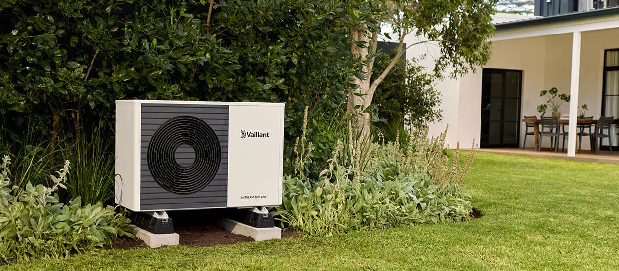 aroTHERM Split plus toplinska pumpa zrak-zrak u vrtu