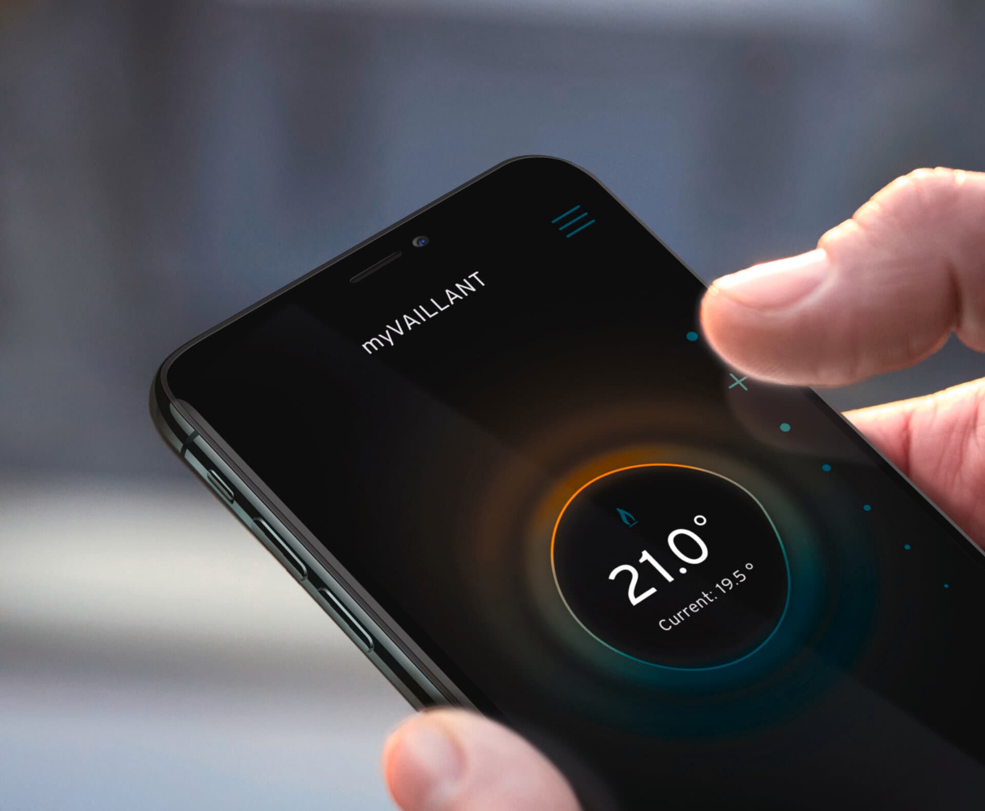 Ruka koja drži pametni telefon s aplikacijom myVaillant
