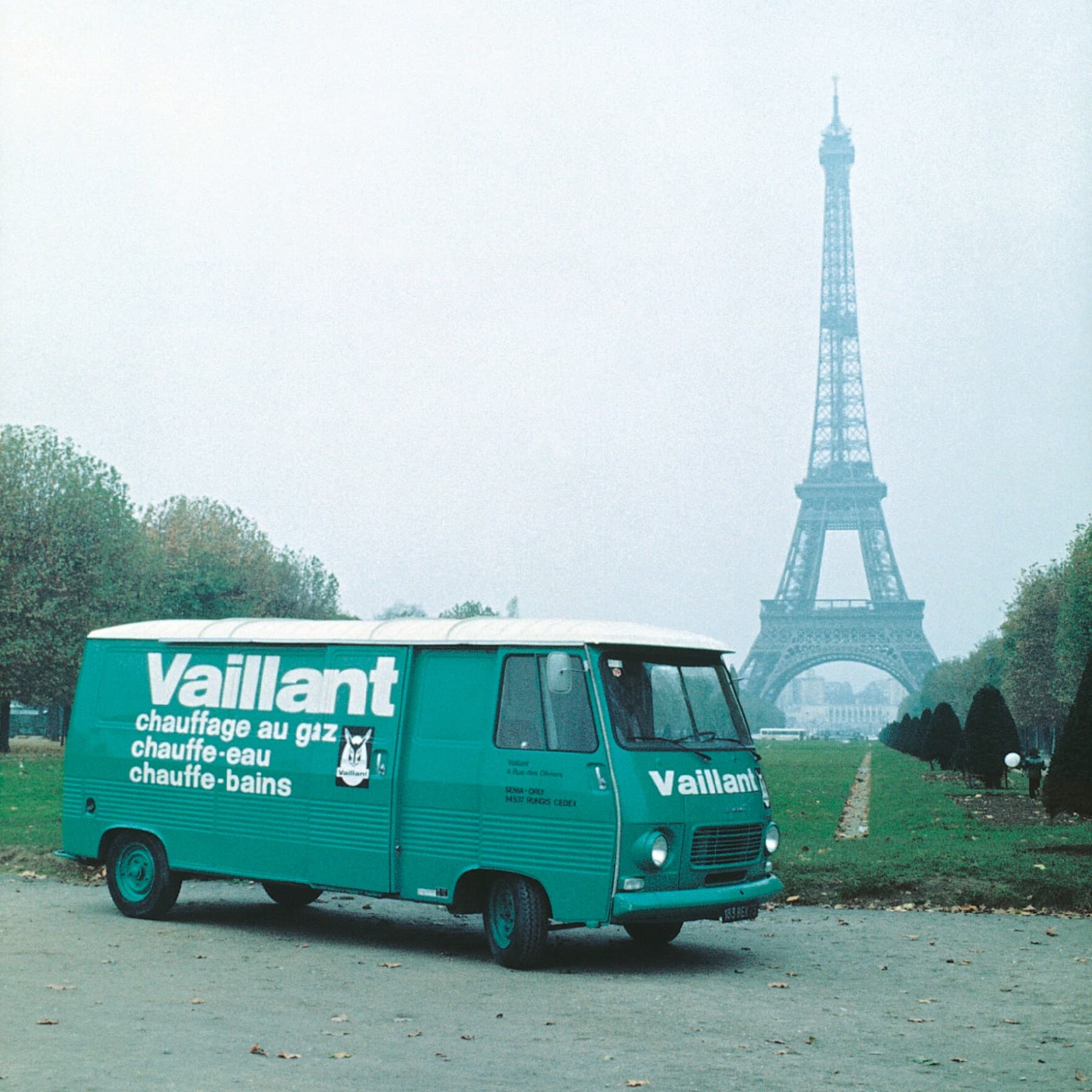 Povijesni Vaillantov kombi parkiran ispred Eiffelovog tornja