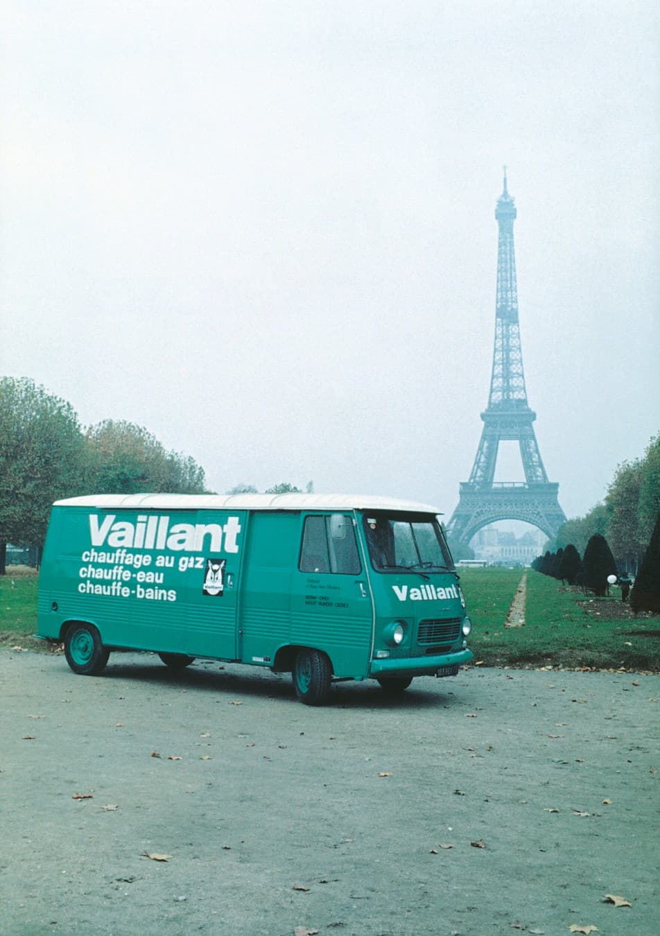 Povijesni Vaillantov kombi parkiran ispred Eiffelovog tornja