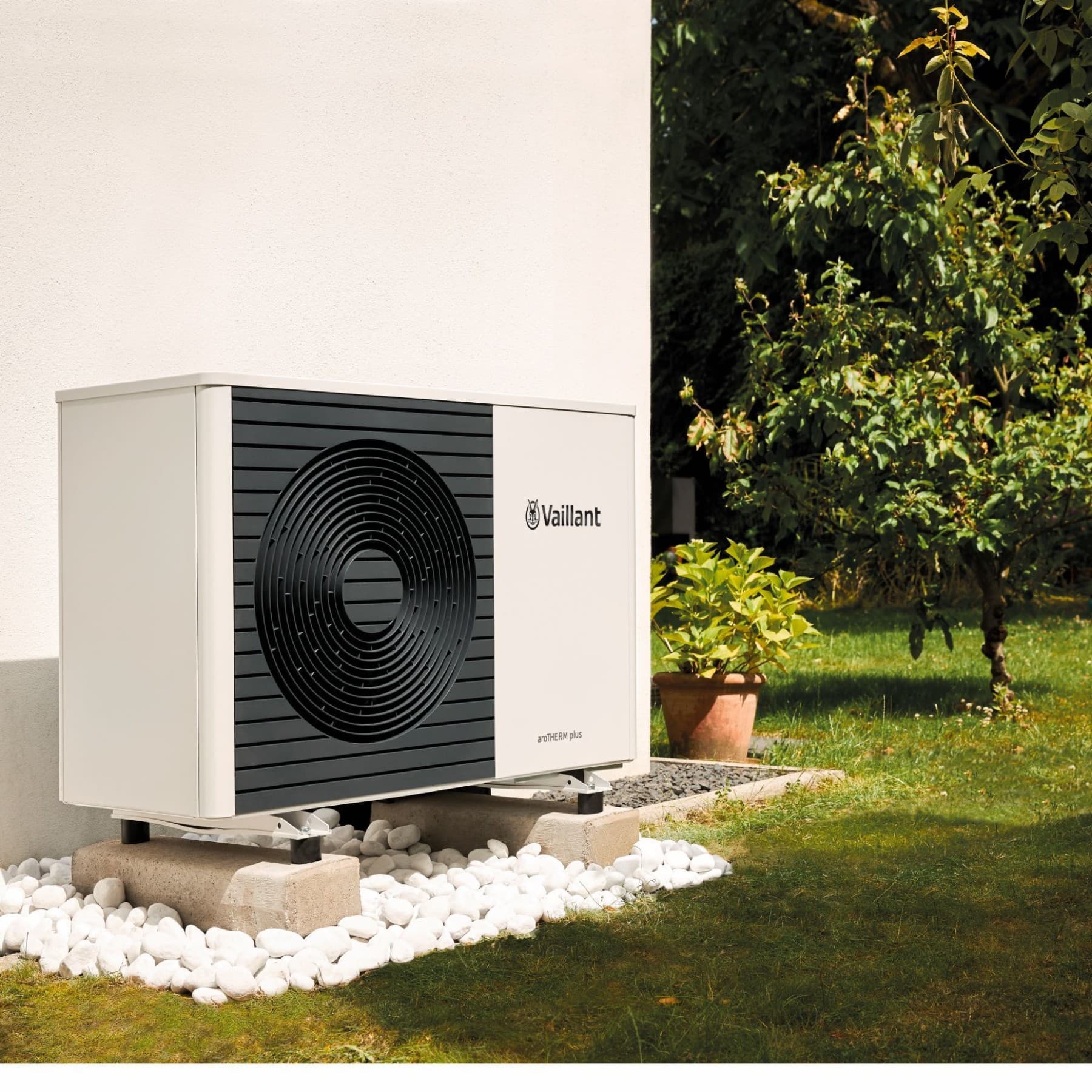 Vaillant dizalica topline stoji ispred zida u vrtu