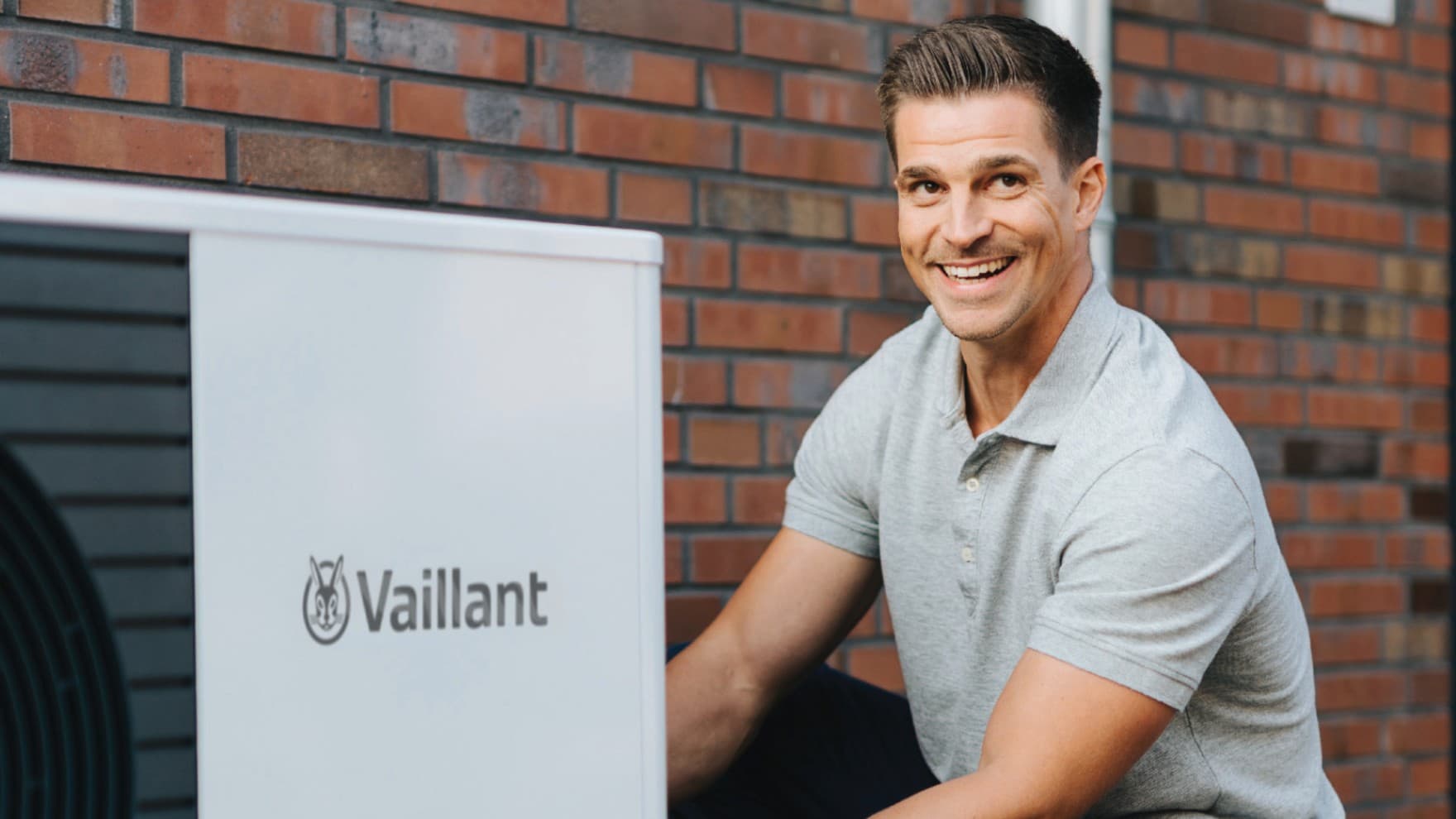 Instalater ispred Vaillant toplinske pumpe