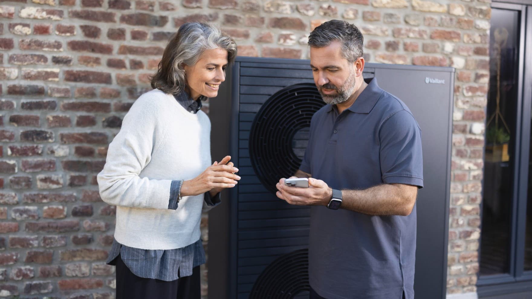 Instalater objašnjava ženi aplikaciju myVaillant