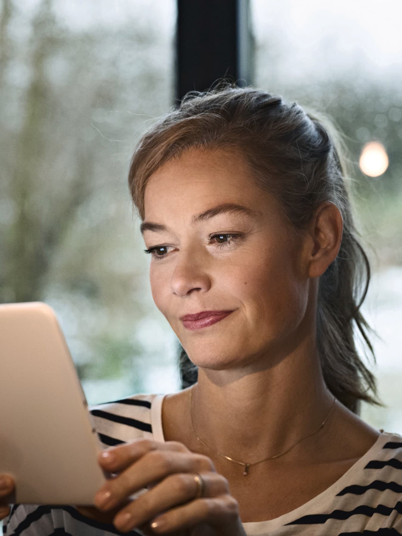 Žena gleda u tablet