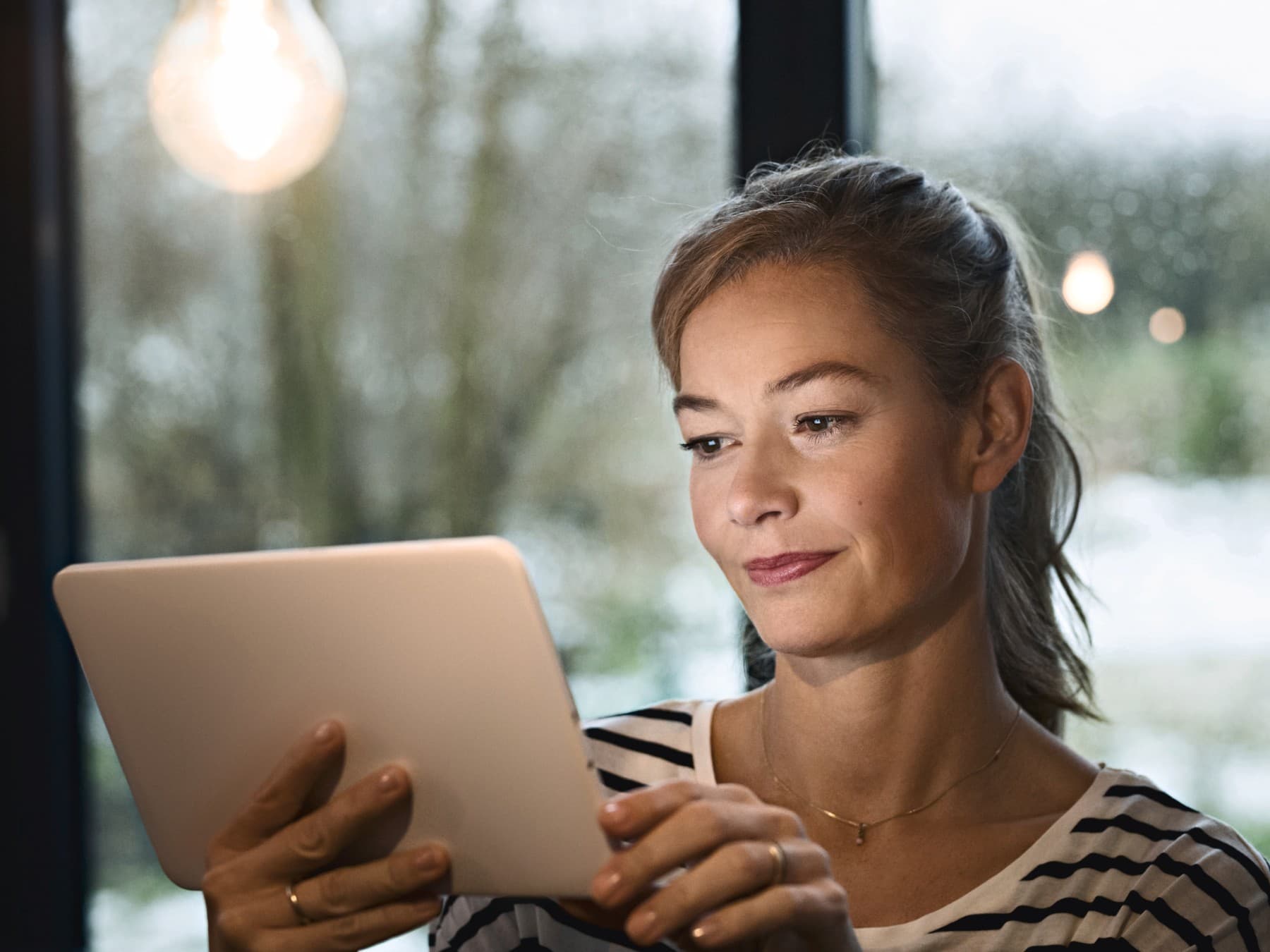 Žena gleda u tablet
