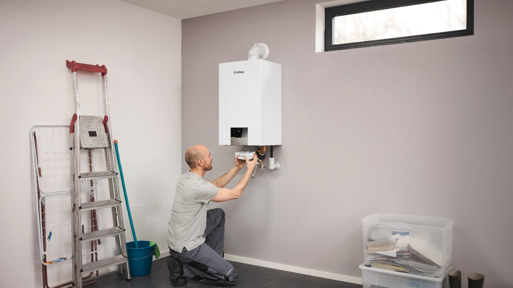 Instalater koji spaja Vaillant ecoTEC plus plinski bojler za povezane usluge